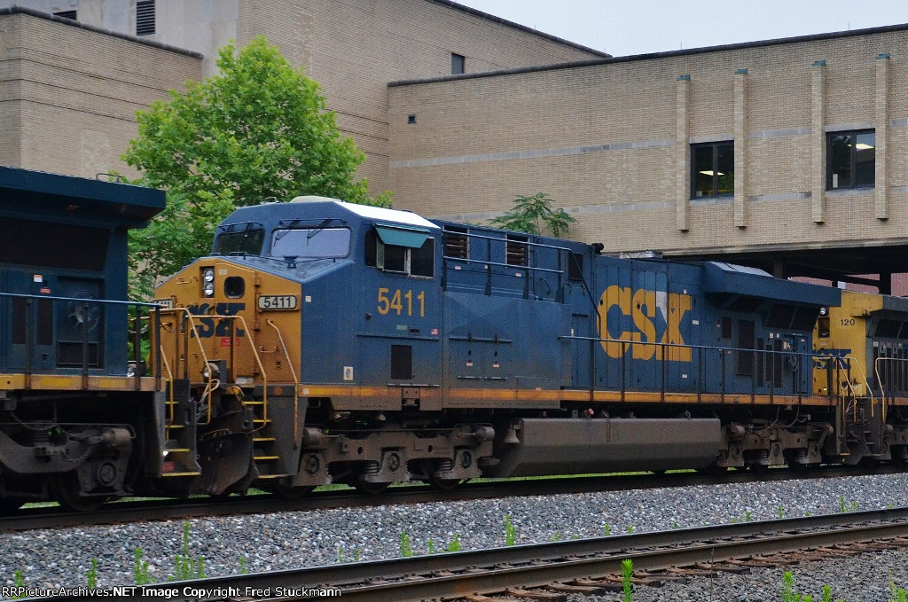 CSX 5411 in a July 2015 shot in Akron Ohio.